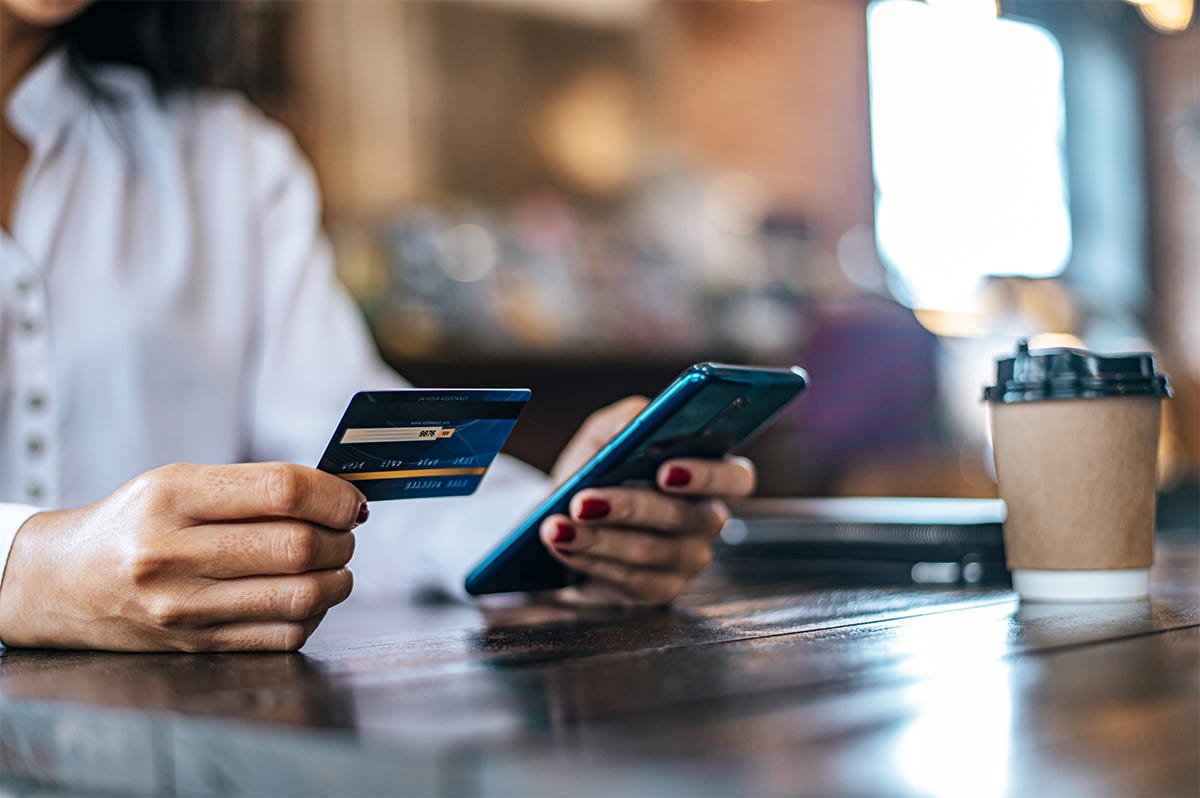 pessoa faz compras online com cartao de crédito