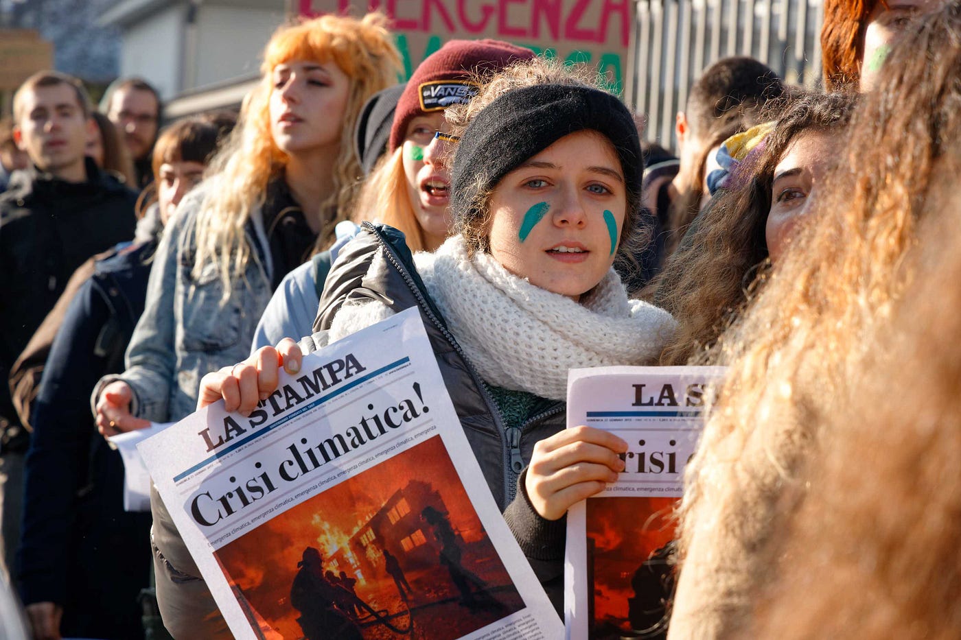 Attiviste di Fridays for Future Torino mostrano finte prime pagine di un quotidiano nazionale per contestare gli articoli sulla crisi climatica durante il IV sciopero globale per il clima. Foto dell’autore.