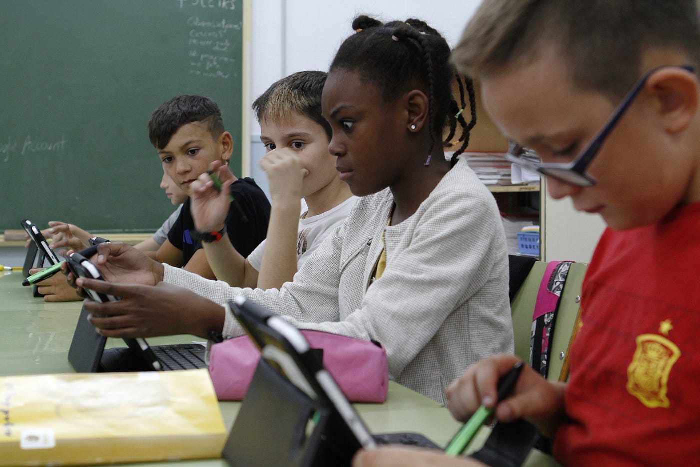 Students learning the dangers and the good uses of the internet and social networks. Photo 103165314 / Child And © Claraaa | Dreamstime.com
