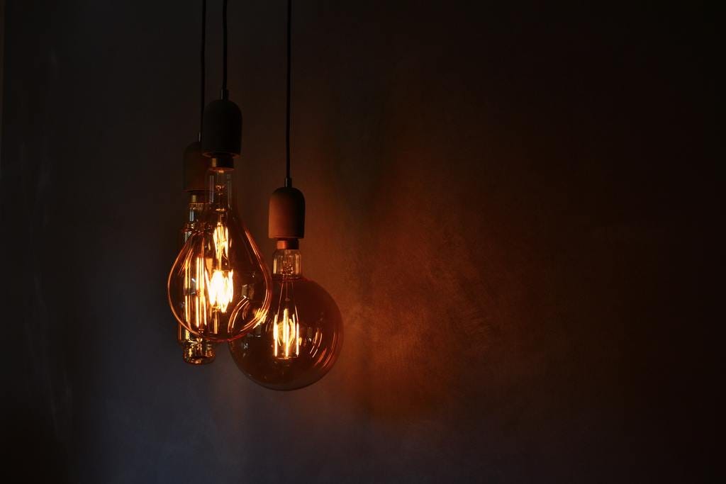 how do incandescent light bulbs work