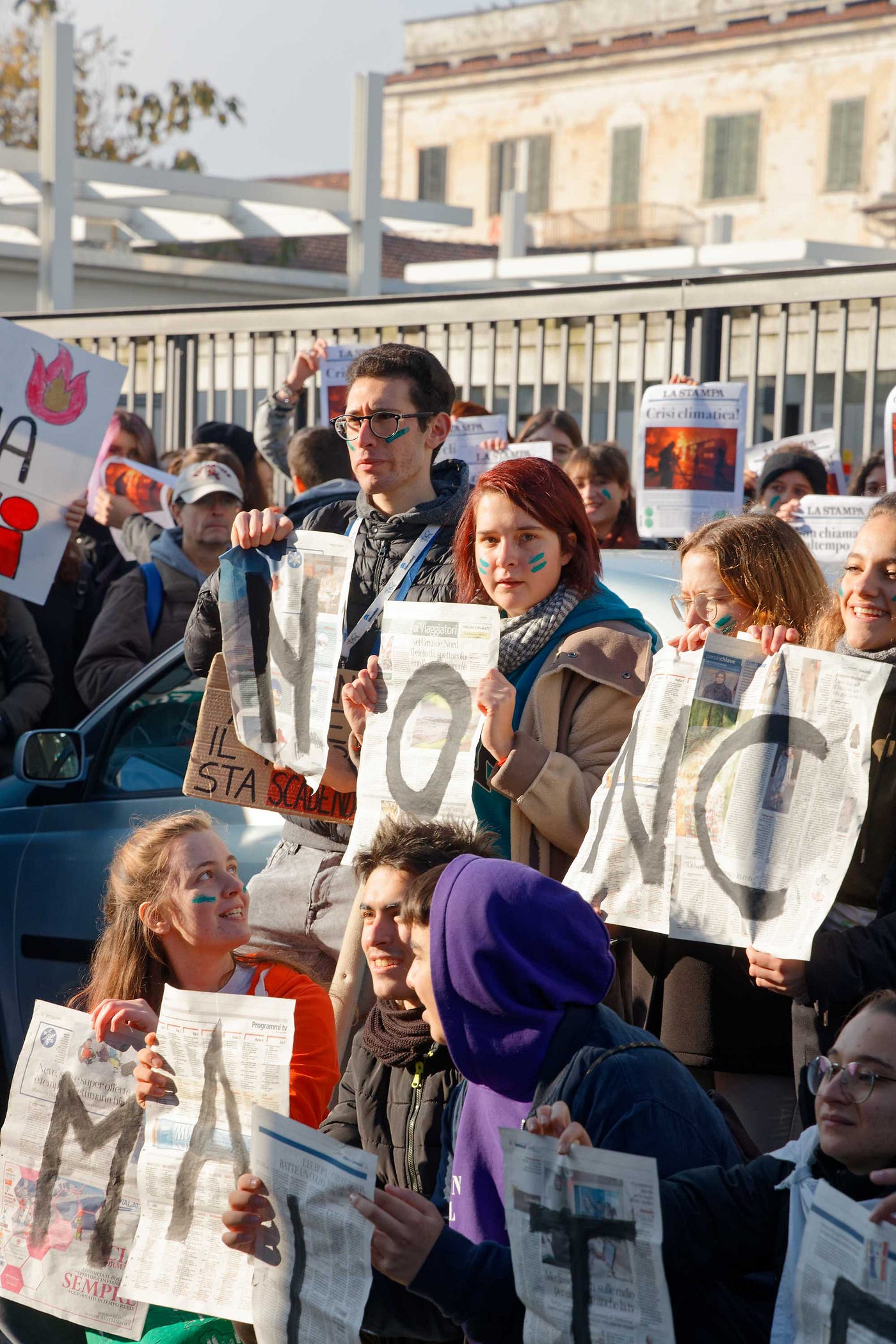 Attivisti di Fridays for Future Torino contestano gli articoli sulla crisi climatica di fronte alla sede di un quotidiano nazionale durante il IV sciopero globale per il clima. Foto dell’autore.