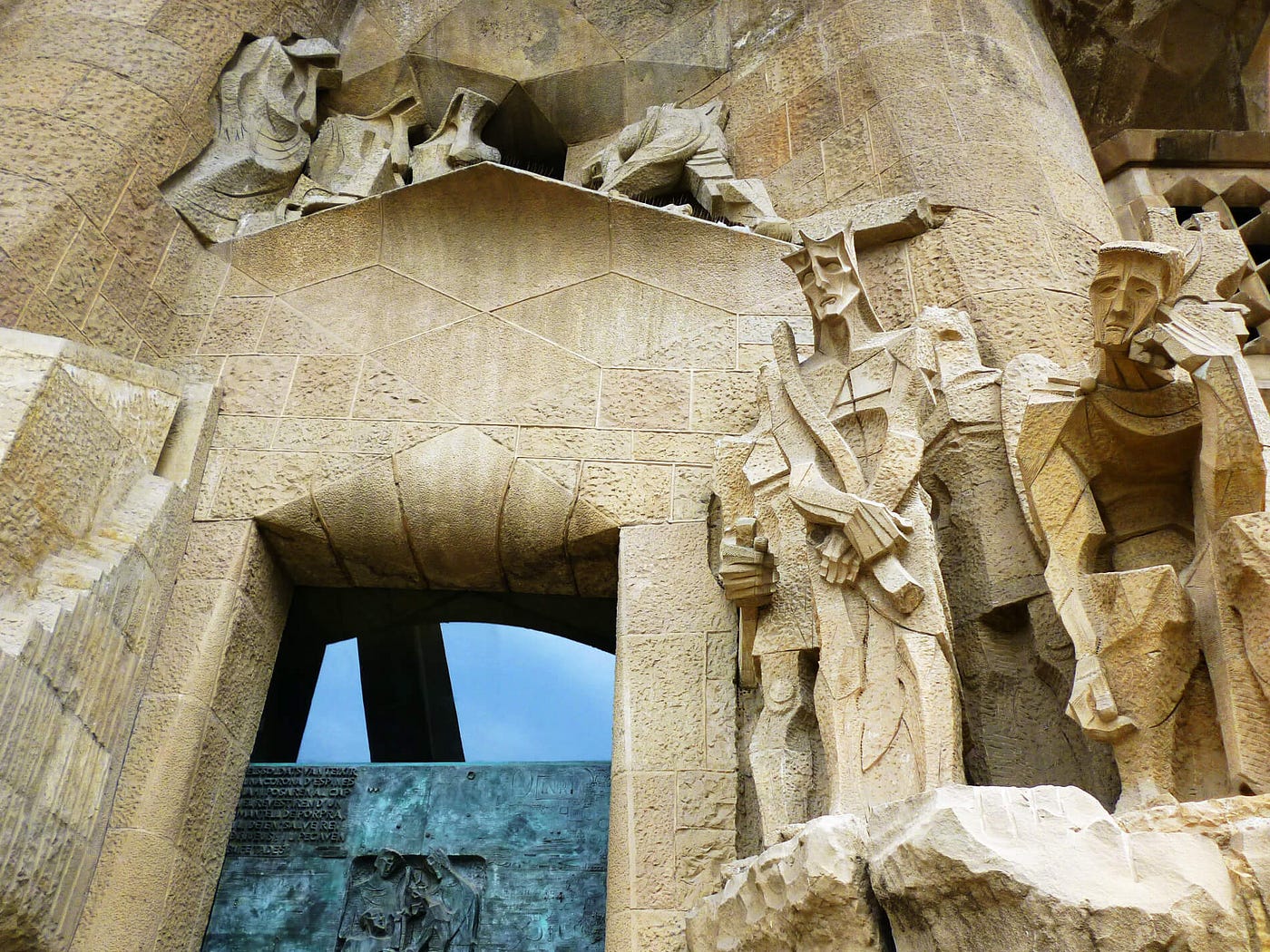 Templo Expiatório Da Sagrada Família Estilos Arquitetônicos Barcelona. Pluralismo cultural, planejamento… | by Bella Noce | Medium