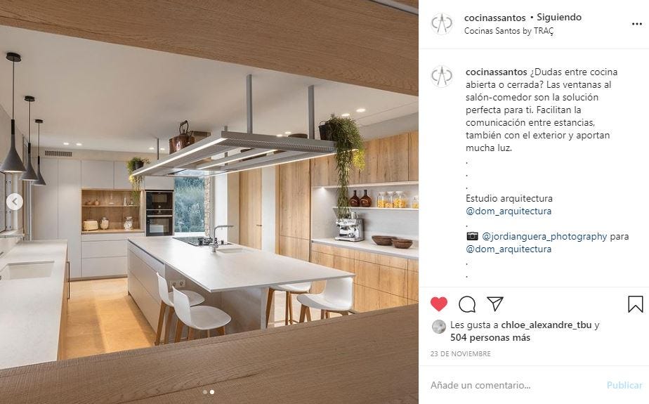 Cocina Santos en la Costa Brava abierta al jardín y a los diferentes espacios de la casa. Las 5 cocinas Santos con más likes