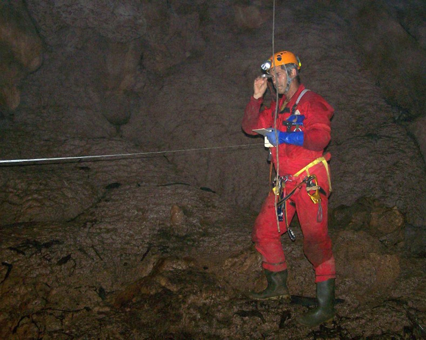 Topografía en cuevas: un método viejo y otro nuevo