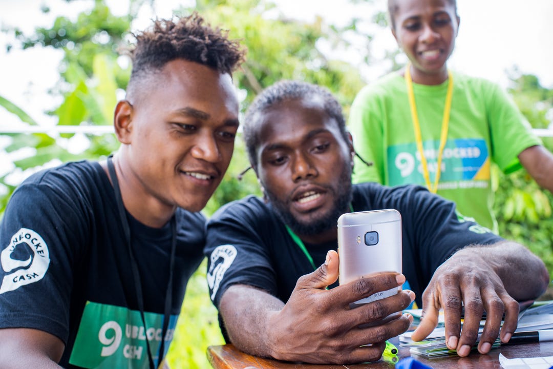 UnBlocked Cash-Team bei der Registrierung in Santo, Vanuatu . (Credits: Oxfam in Vanuatu / Arlene Bax)