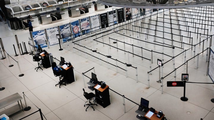 imagem mostra um aeroporto vazio