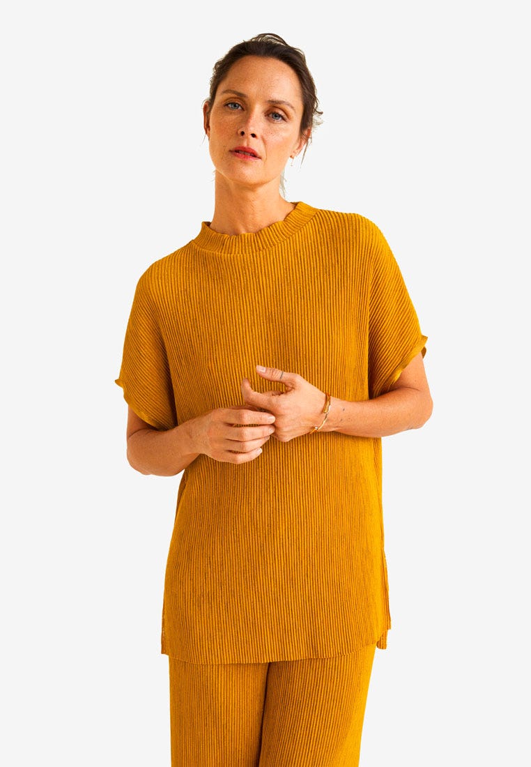Warna sweater yang cocok untuk kulit sawo matang