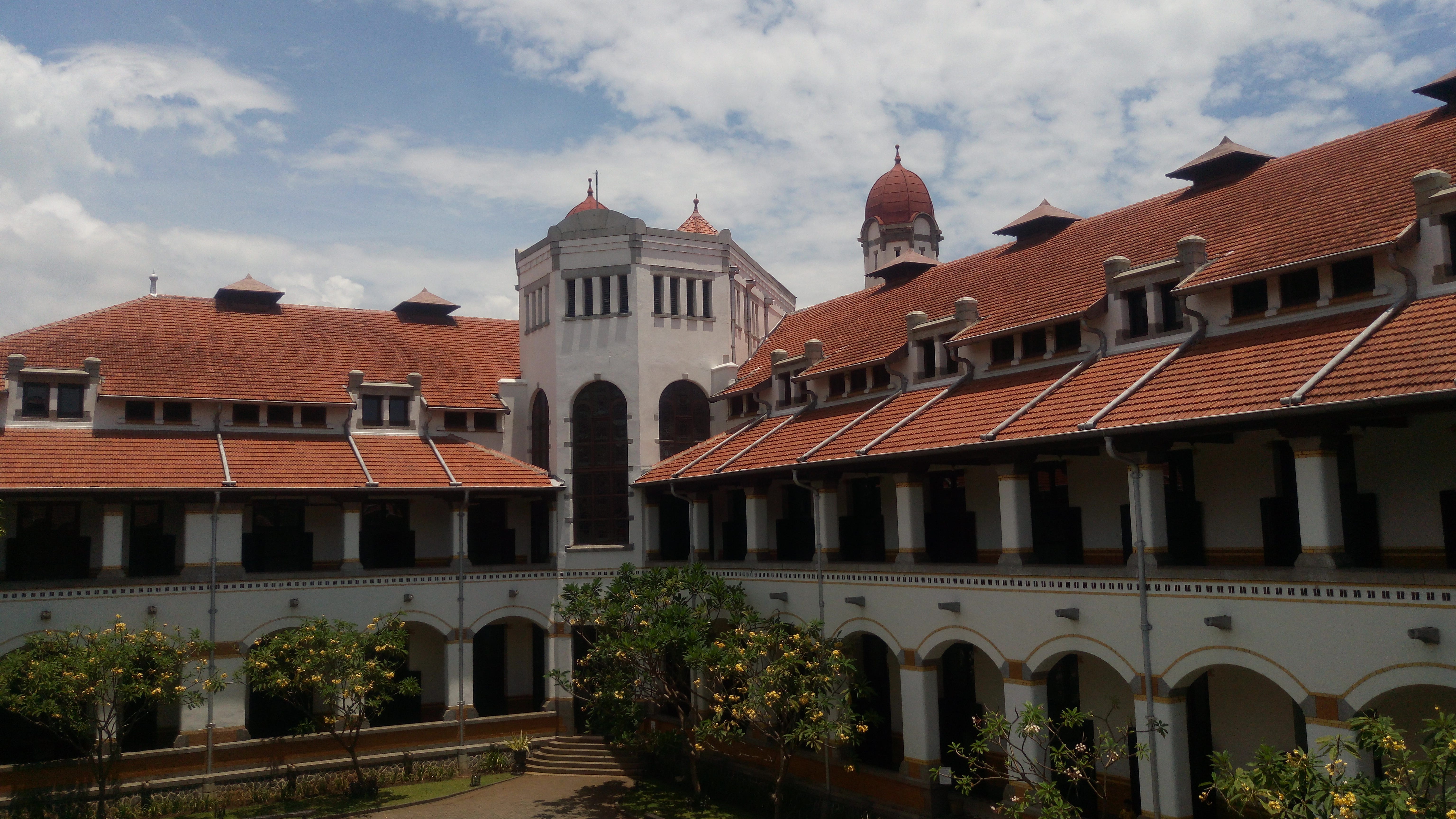 Hasil gambar untuk lawang sewu"