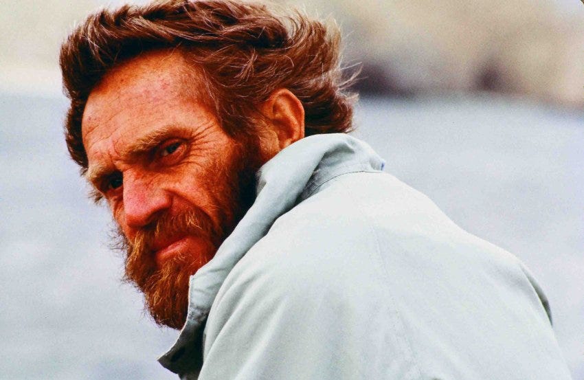 Fotografie Cool Tough Guy Steve Mcqueen Blue Eyes Staring Right At