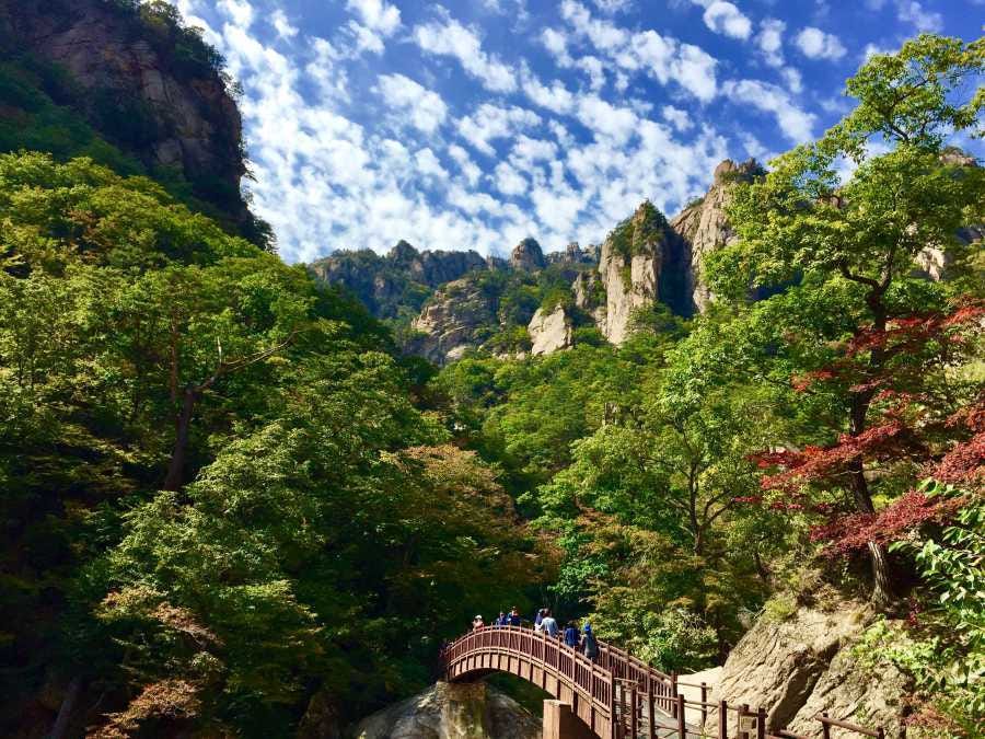 Travel Korea】Autumn in Korea: Hiker's Guide to Seoraksan National Park | by  KKday International | Medium