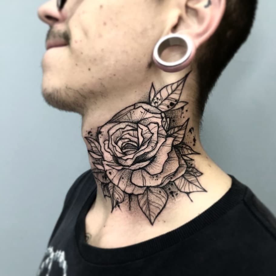 Tatuagem no pescoço: Qual o significado, doí e o que fazer?