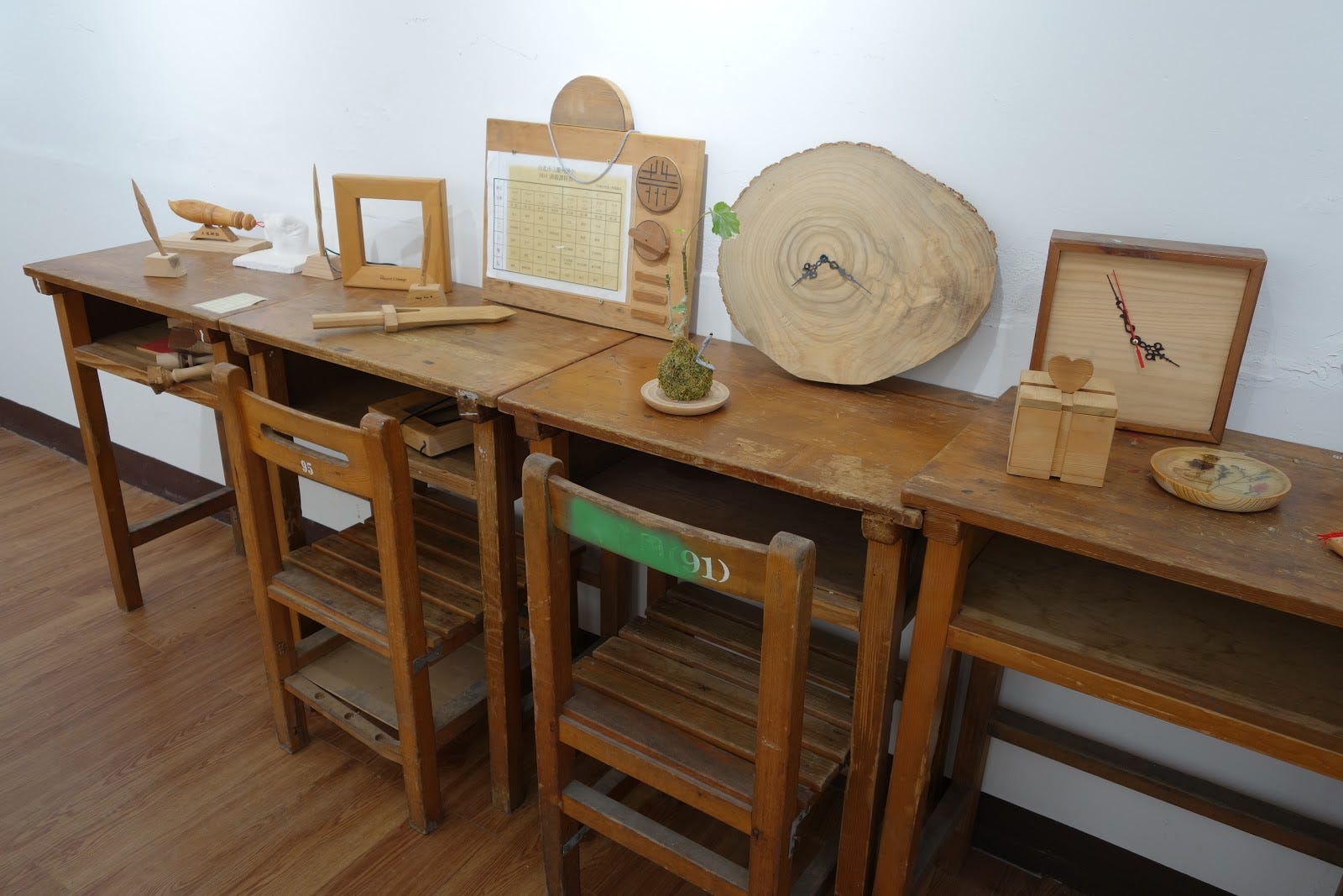 二回木讓廢木變成新商品 二回木 創辦人童資雅利用自身木工技術與創意 打造出利用廢木作為教材和商品原料的 By 生命力新聞