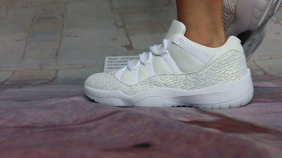 air jordan 11 low frost white