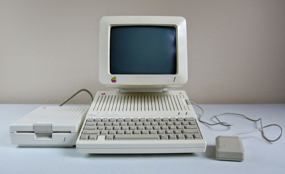 24 de abril (1984) Apple lanza su primer ordenador portatil: La Apple IIc |  by tooBee | Medium