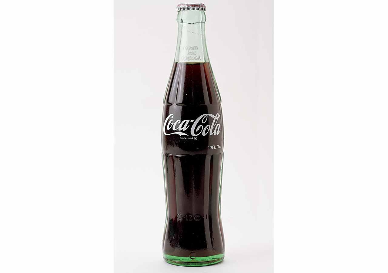 可口可乐弧形瓶进化史the Evolution Of The Coca Cola Bottle By Ziyi Medium
