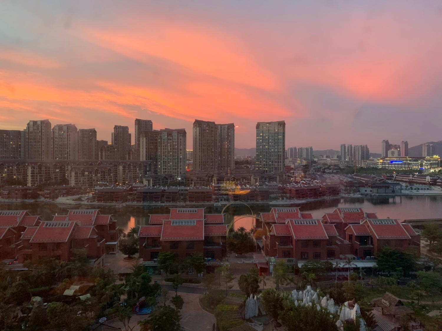 看你預計從哪裡入境中國 廈門的話就是14天酒店隔離 結束後到廣東目前不需要再隔離了 但是政策一直在變哦 要留意最新消息 By 陸陸時間