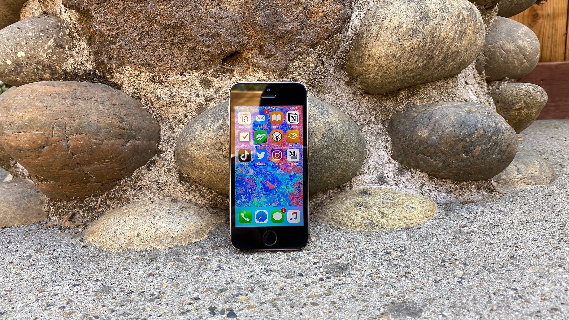 Using an iPhone 5s for a Day. Apple's last truly small phone design. | by  Paul Alvarez | Techuisite