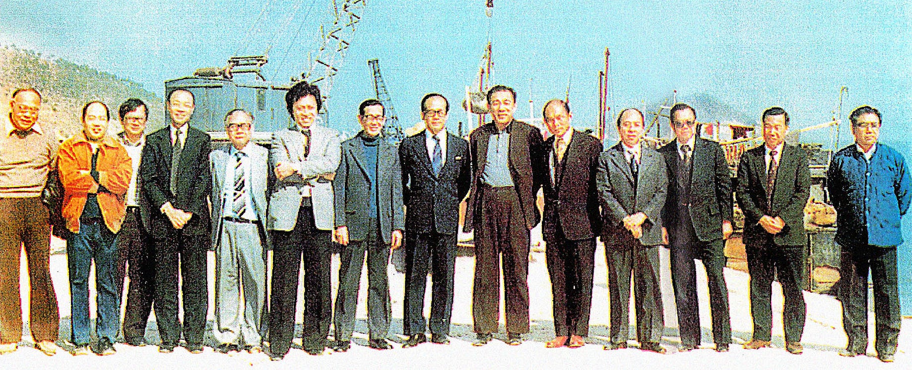 1980年代香港前途談判歷程 話說1980年代前途談判之初 大部份港人寧願維持英治現狀 不想受共產黨統治 最後 By Editor Recall Hk Medium