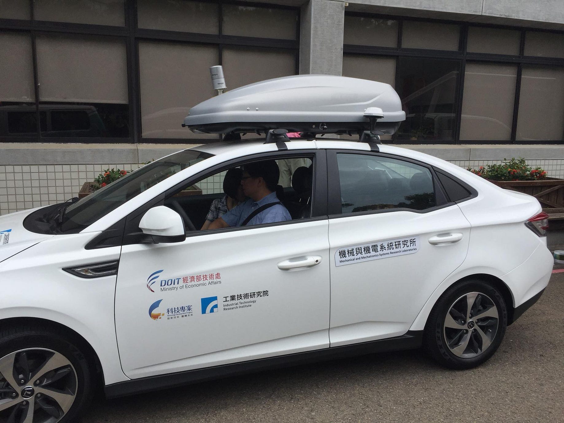 自駕車的未來與挑戰 胡竹生 王傑智 交大電機系與工研院機械所 By Bob Wang Medium 自駕車的未來與挑戰 胡竹生 王傑智 交大電機系與工研院機械所 By Bob Wang Medium