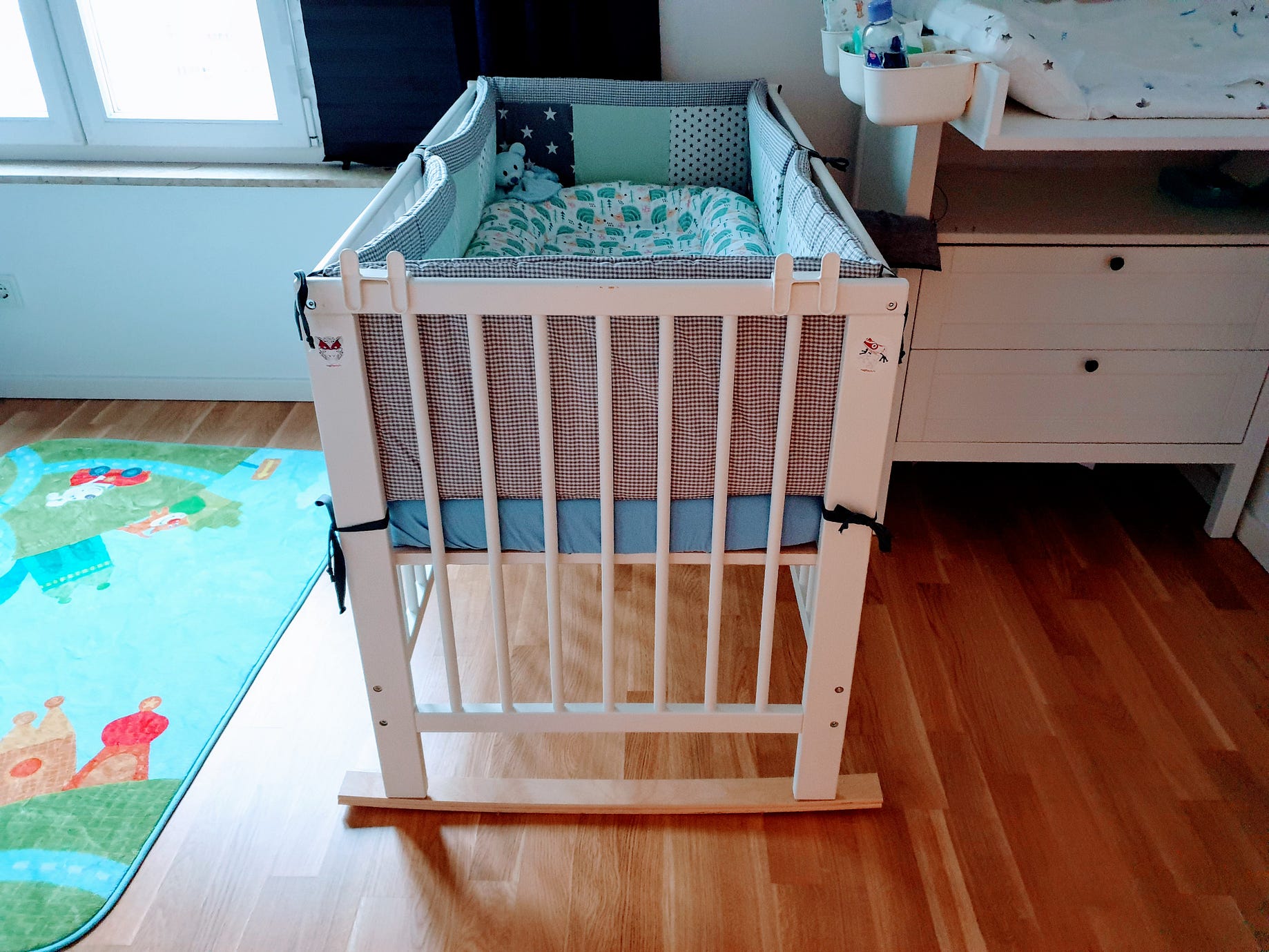 crib that rocks automatically