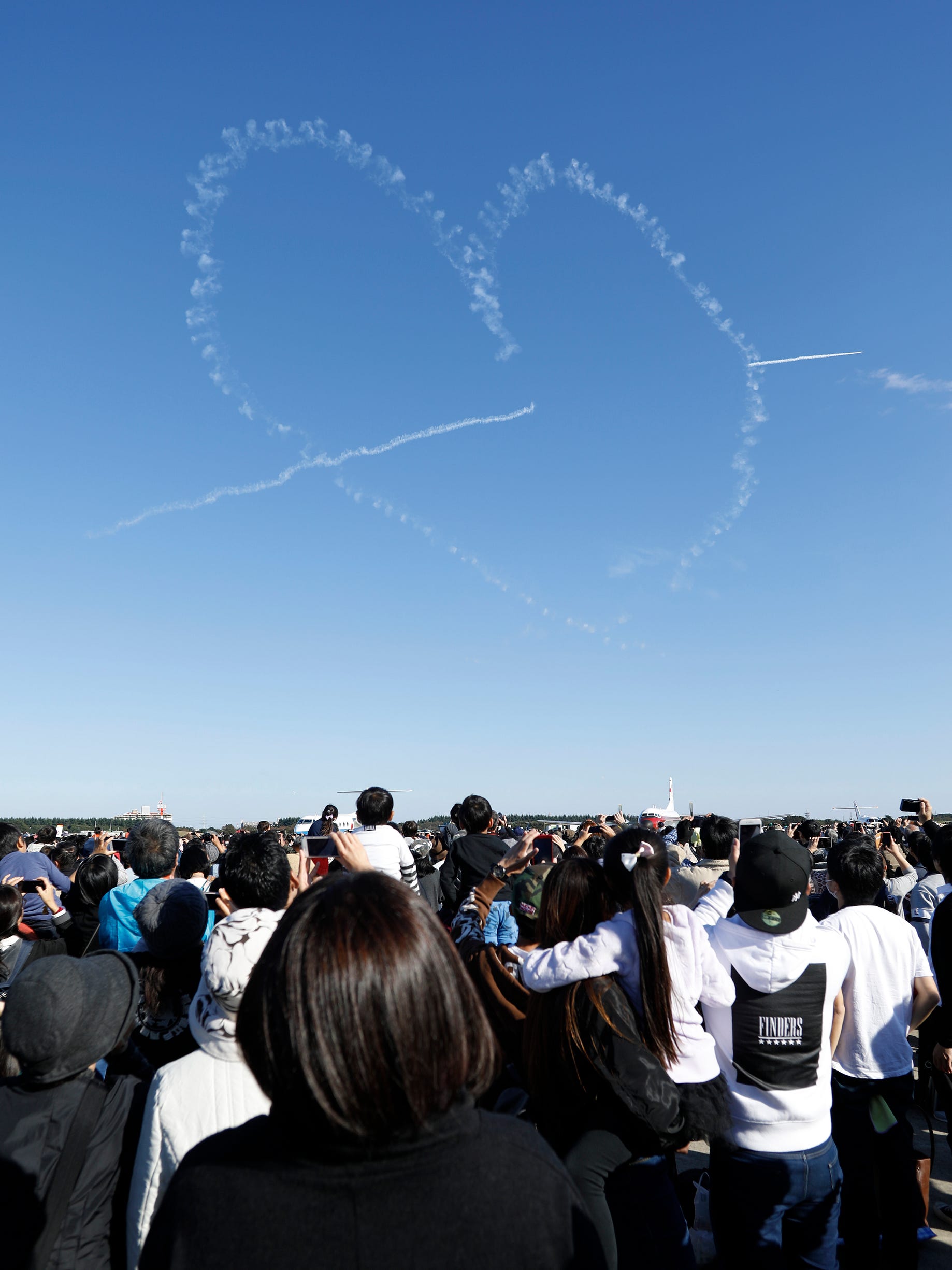 知ってた ブルーインパルスの描くハートには３種類あるらしい 首都圏でもっとも親しまれている基地祭である 入間航空祭がことしも開催されました By ジェットダイスケ Medium