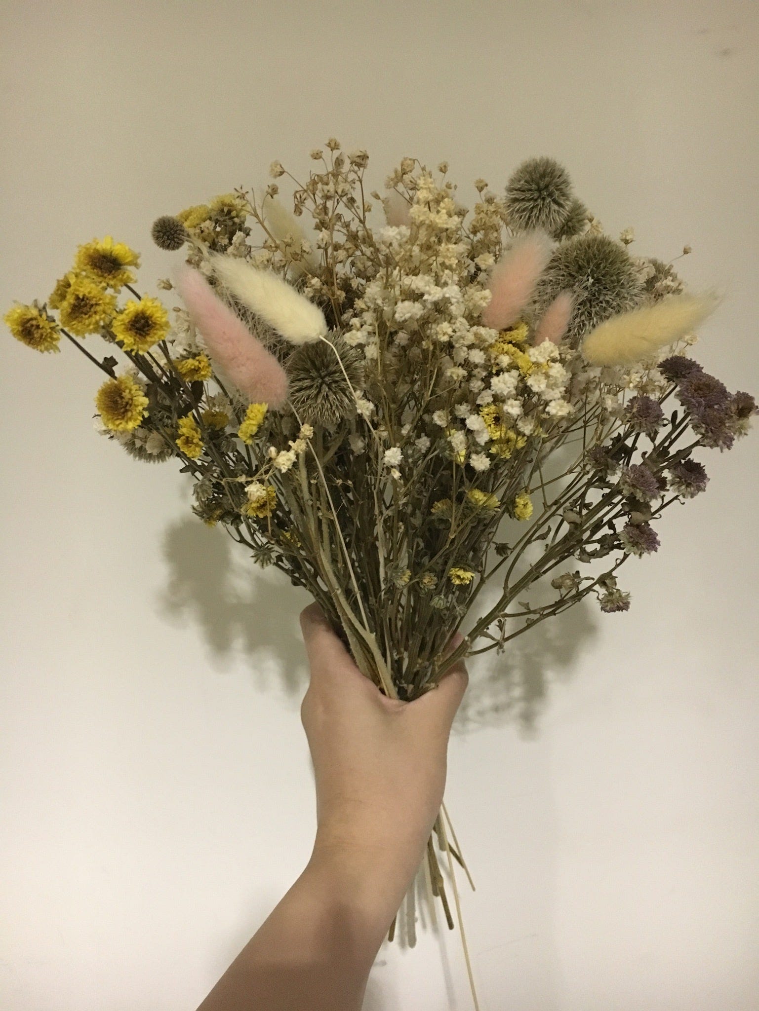 自製永生花及花藝旅程 說來也奇妙 以前母親在學日式插花 小原流 的時候我完全沒興趣 在旁邊趴著趴著就睡 By 旻min Miniforest Medium