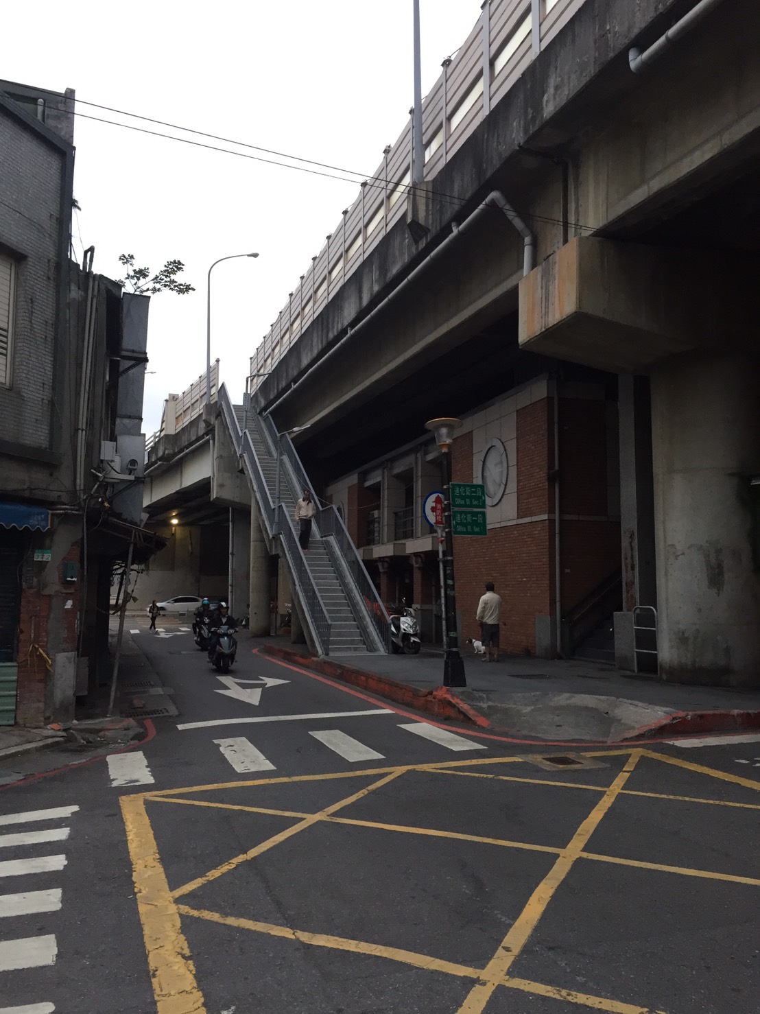 從民權西路站走到三民高中站 今天太多次在民權西路站下車 索然從這裡出站 走路回蘆洲的三民高中站試試看 By 丁丁 Dingding Medium 從民權西路站走到三民高中站 今天太多次在民權西路站下車 索然從這裡出站 走路回蘆洲的三民高中站試試看 By 丁丁 Dingding Medium