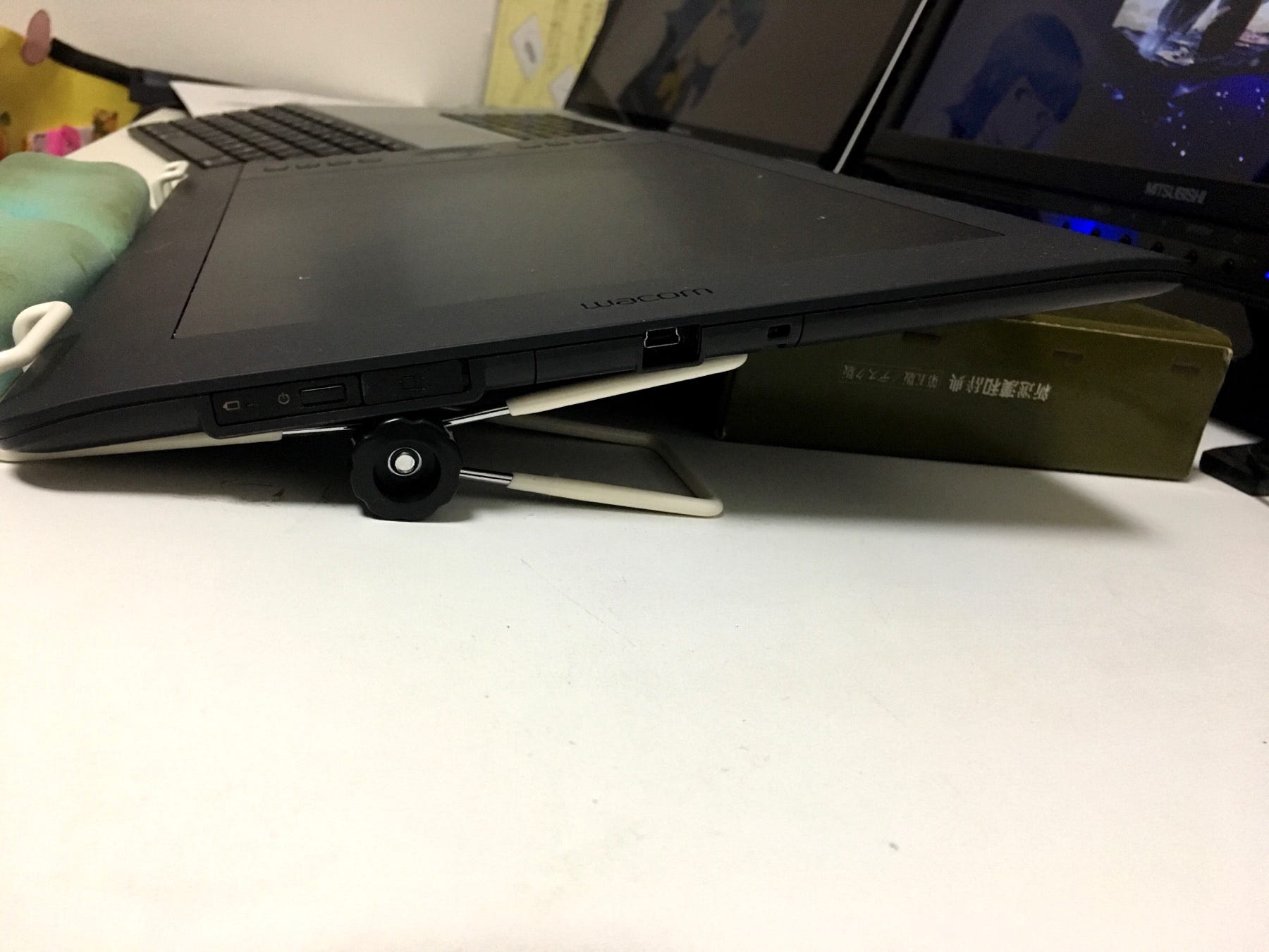 ペンタブに角度を付ける スマフォスタンドをスタンドに By Mekk Mayones Medium
