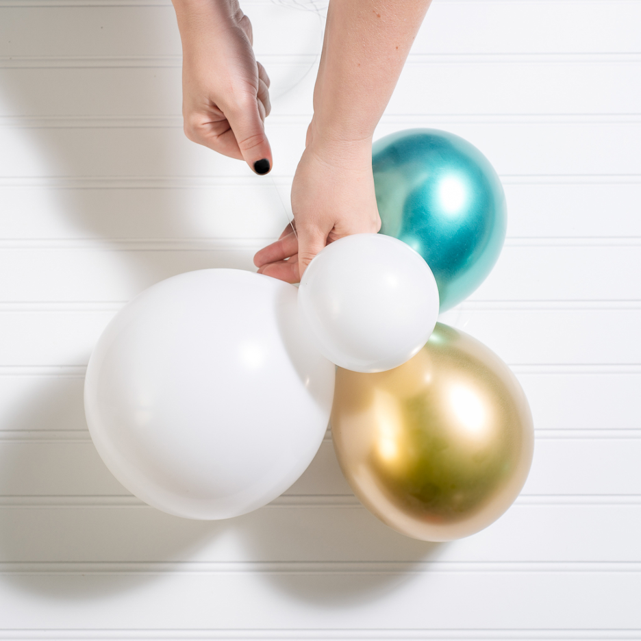 Cómo hacer una guirnalda de globos? Arco orgánico de globos. Paso