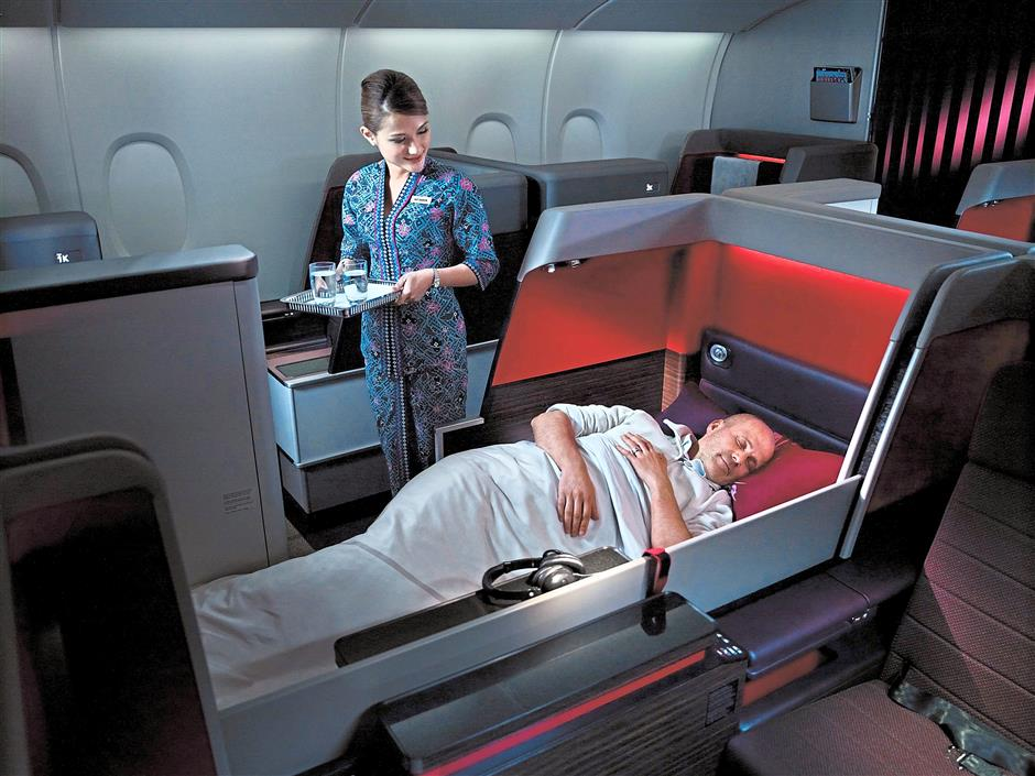 Which Airlines Have First Class Issa V Medium