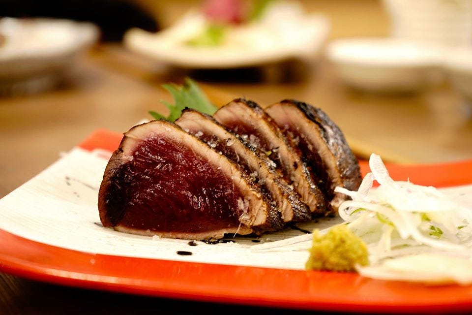 初嘗正統的藁焼きたたき 日本岡山 明神丸 有時在逛賣場或市場時 能看見新鮮飽滿的的鰹魚 圓胖圓胖的 一副元氣十足的樣子總讓 By Eatateaten 貪吃旅伴 初嘗正統的藁焼きたたき 日本岡山 明神丸 有時在逛賣場或市場時 能看見新鮮飽滿的的鰹魚 圓胖圓胖的 一副元氣十足的樣子總讓 By Eatateaten 貪吃旅伴