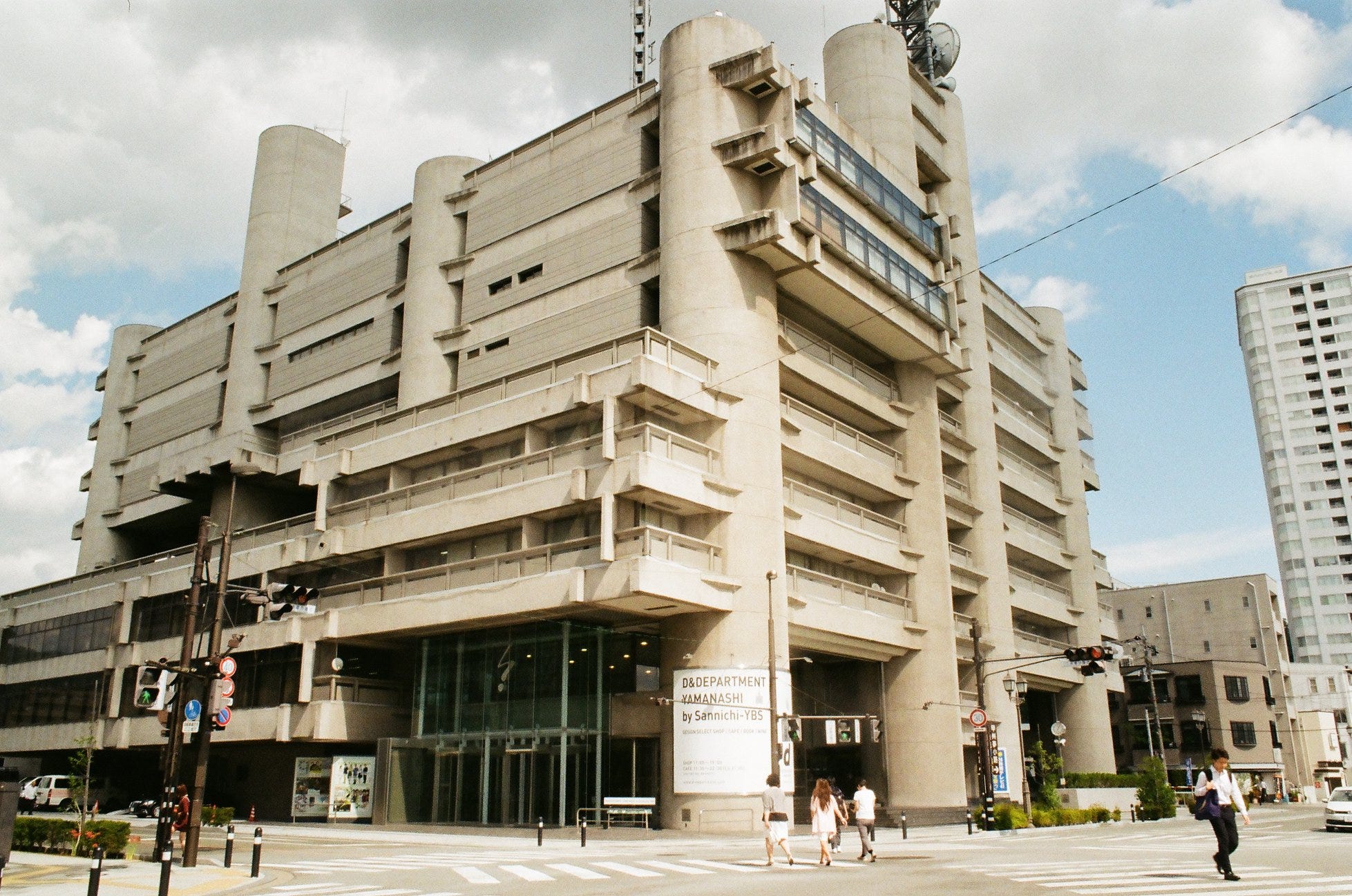 日本建築旅行劇本 山梨文化會館 回想起來 會在建築旅行中繪製自己所欣賞的建築 大概是從16年的印度行開始的吧 By 圈外 Out Of 圈外