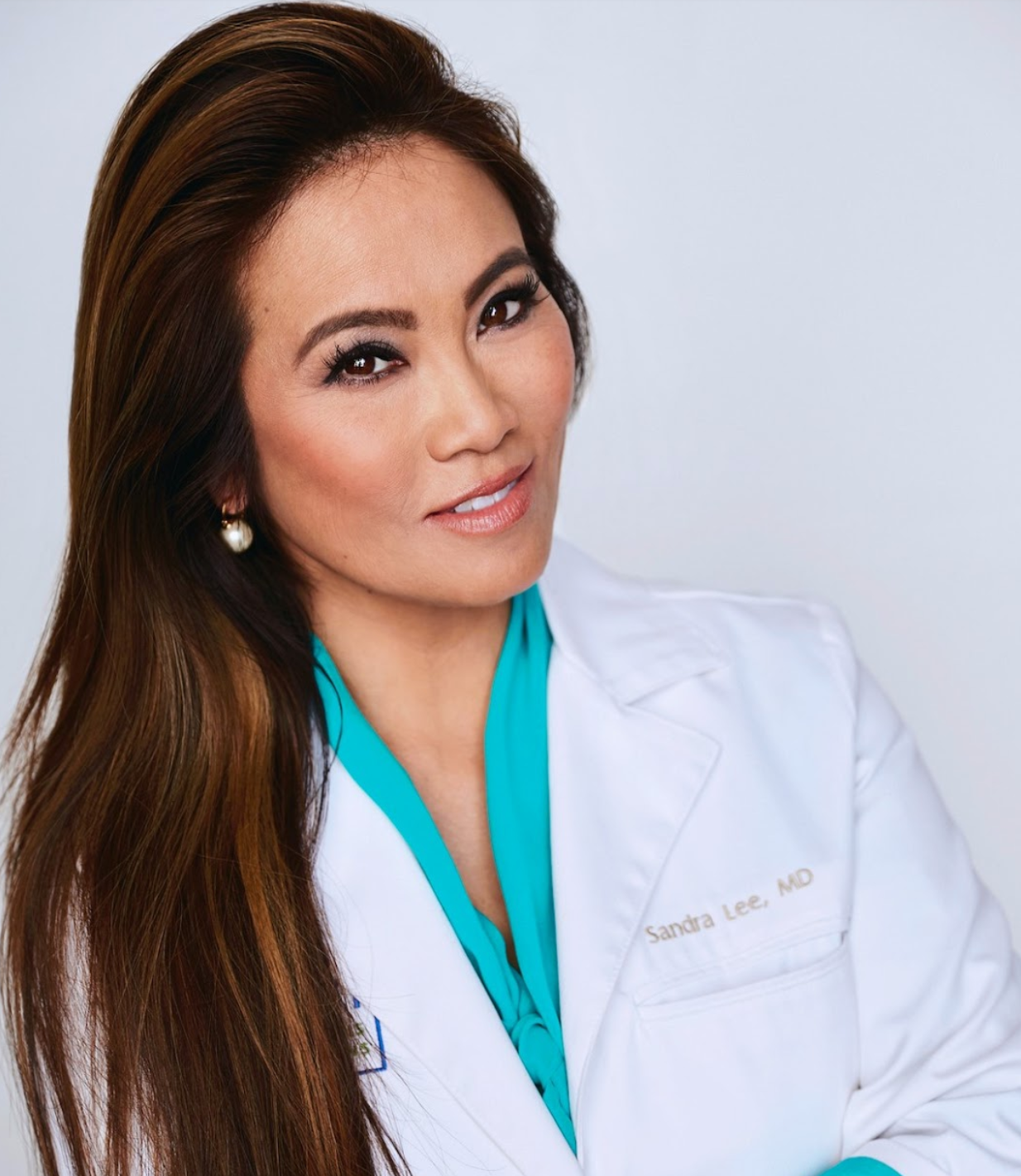 How Dr. Sandra Lee, Dr. Pimple Popper, Thrives As an Entrepreneur Turned  Celebrity | by Ming S. Zhao | Authority Magazine | Medium