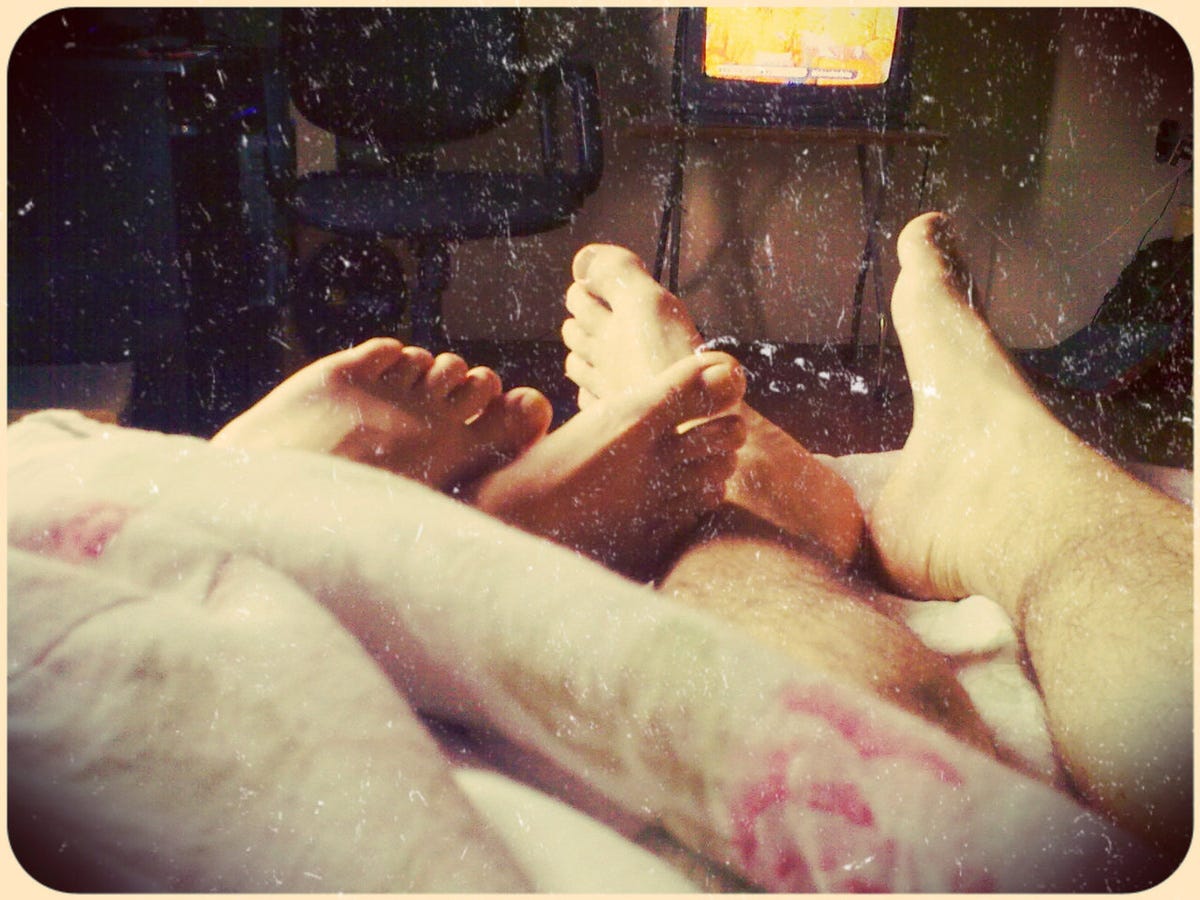лежу в ванне. мужские ноги в ванной с пеной. женские ножки в ванне. ноги в ванной. мужские ножки в ванной.