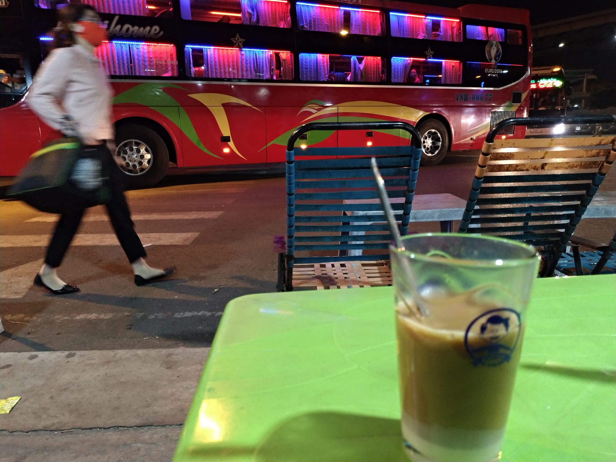 旅行 越南06 跳上駛向另一片夜色的末班車 完 Saigon 南國記憶 By 范容瑛 Medium 旅行 越南06 跳上駛向另一片夜色的末班車 完 Saigon 南國記憶 By 范容瑛 Medium