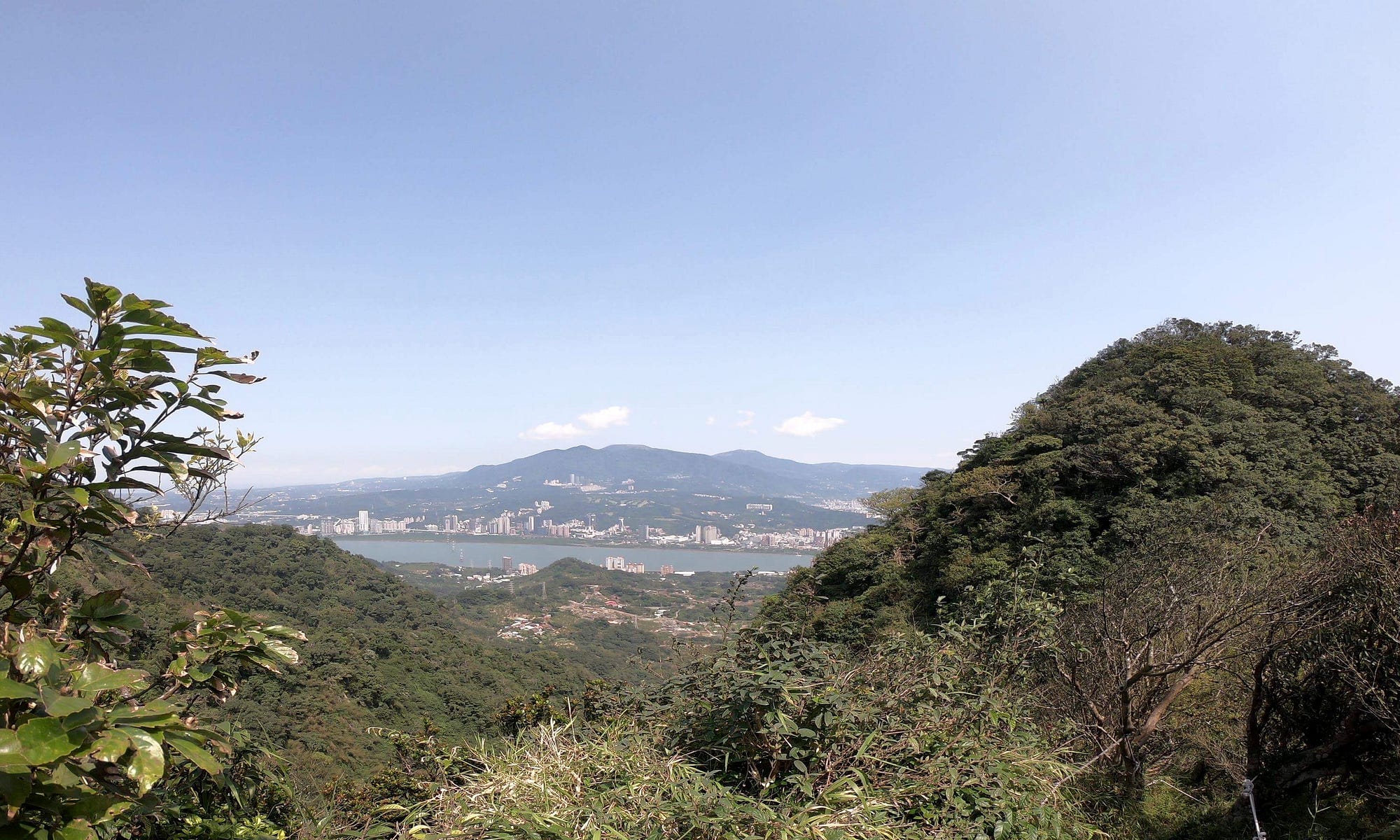 背包日記 觀音山 小時候經過淡水河岸 爸媽都會指著窗外對我們說 你看對面那座山 叫做 觀音山 有 By Liplanttle Medium