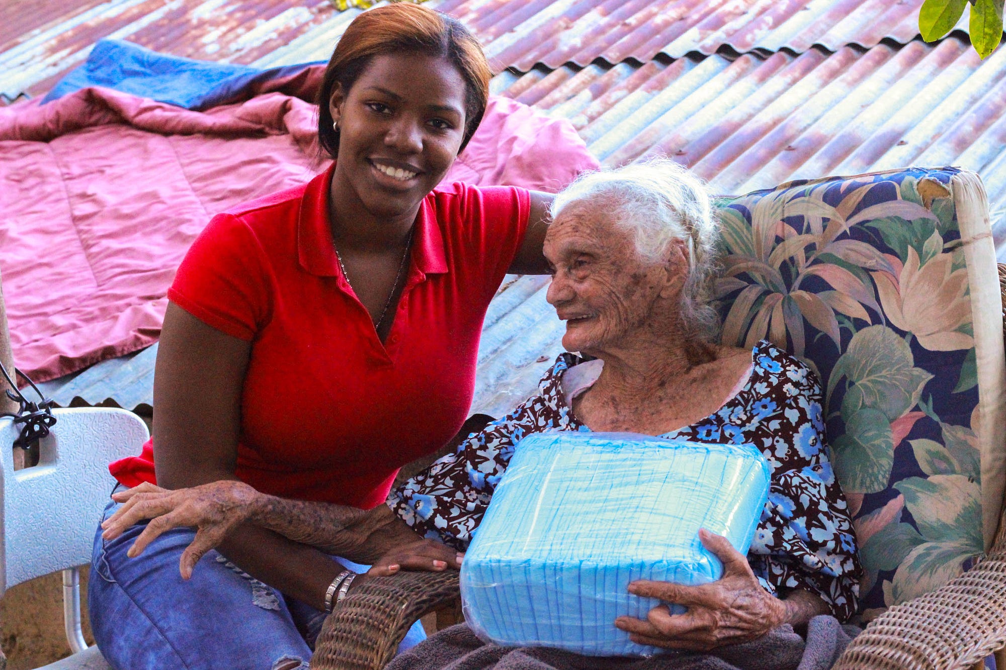 Entrega ancianos de la Fundación Rincón de Luz | by Jompéame | Causas