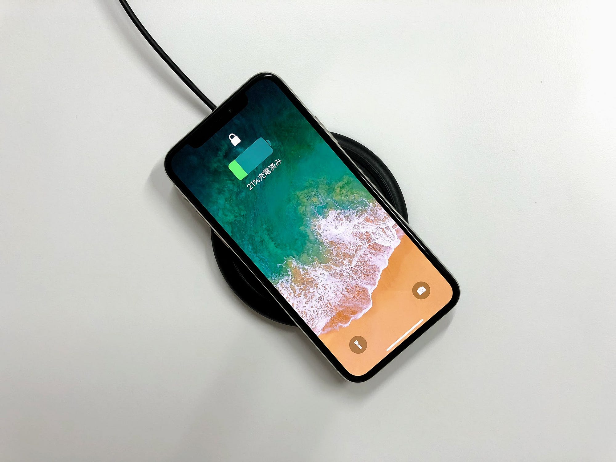 Iphone Xをワイヤレス充電していると まだまだ不完全なワイヤレス充電のライフスタイル By Taro Matsumura 松村太郎 Tarosite