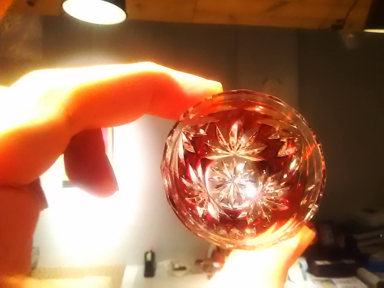 從江戶切子看到傳統產業如何從創新中走出來 先來解釋什麼叫做 切子 所謂切子就是在玻璃製品上使用金剛砂與輪盤等工具雕出花紋 By Joel Fukuzawa Medium