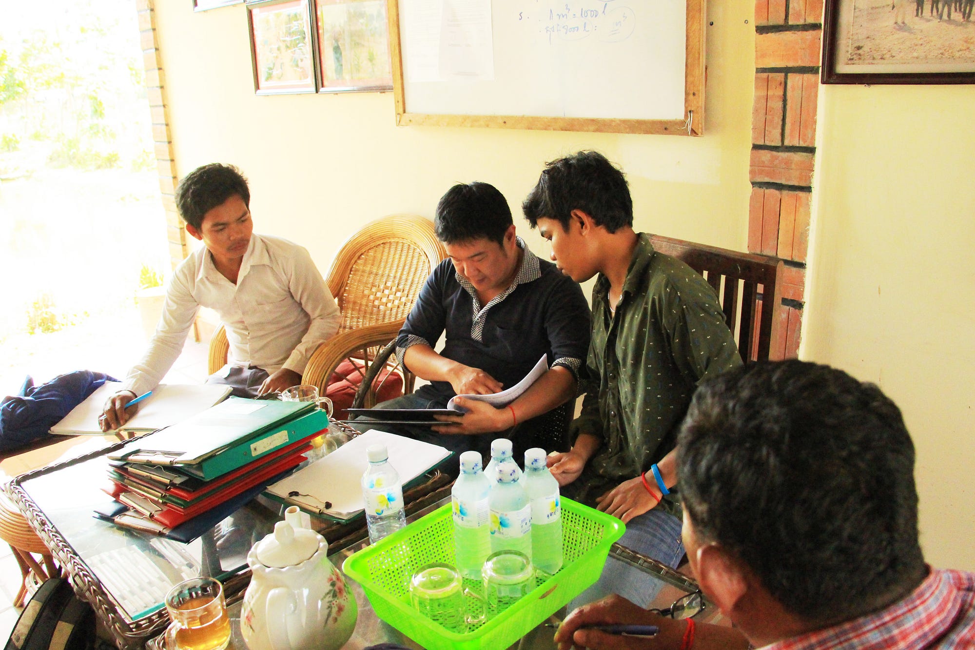 日豪カン ３つの文化の間で仕事をする時に大切にしていること 国際ngoが運営するカンボジア地鶏の養鶏場での多文化コミュニケーション By Kenji Nakamura Sd Lab Medium