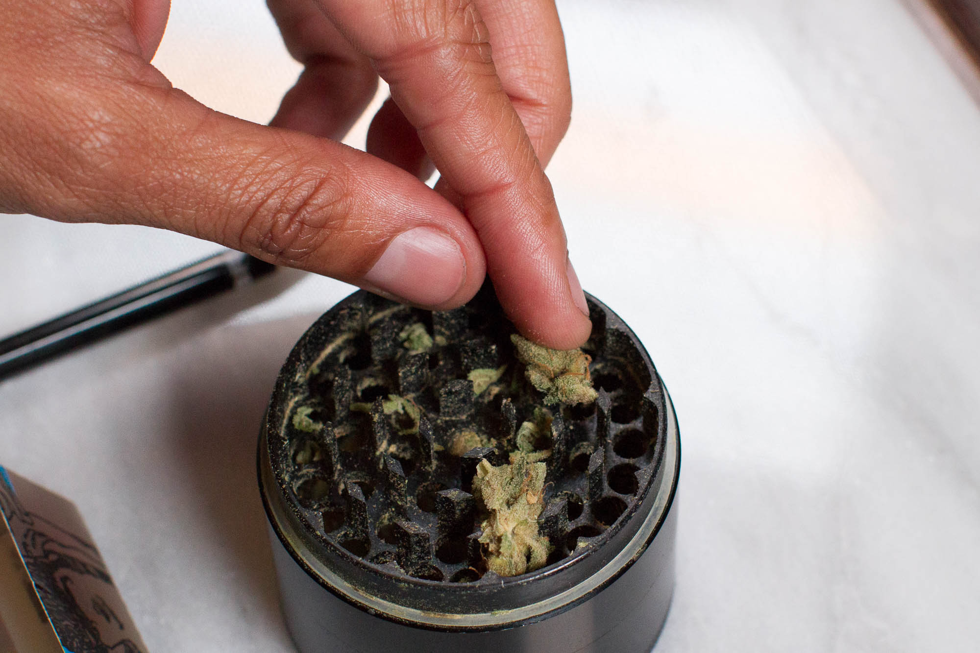 how-to-roll-a-joint-grinder-marijuana