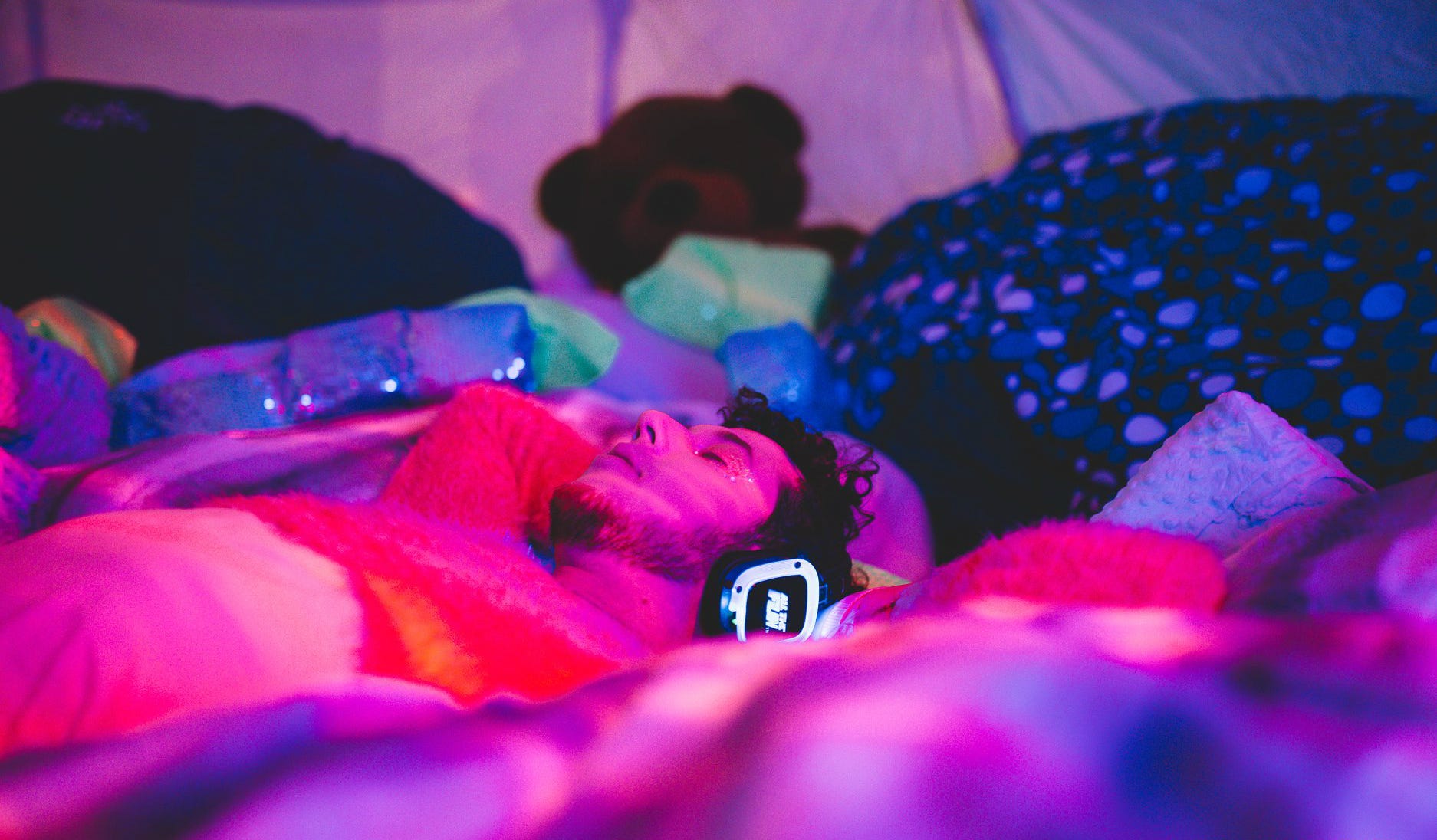 Confessions From A Cuddle Puddle Why The Experience Snuggling Strangers By Matt Charnock The Bold Italic
