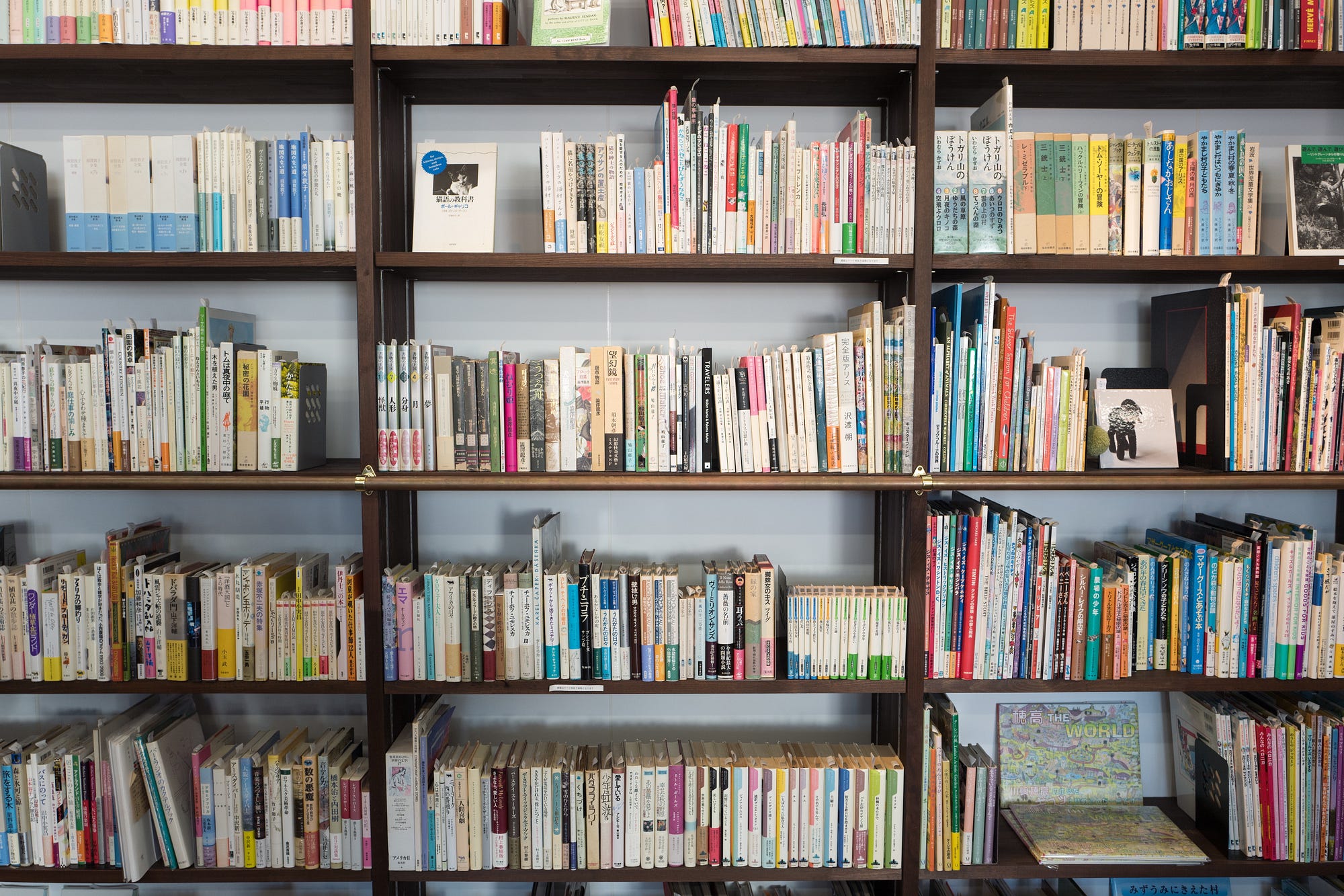 いつまで書棚を背景にしますか？ 電子書籍出版 MAGAZINE Medium