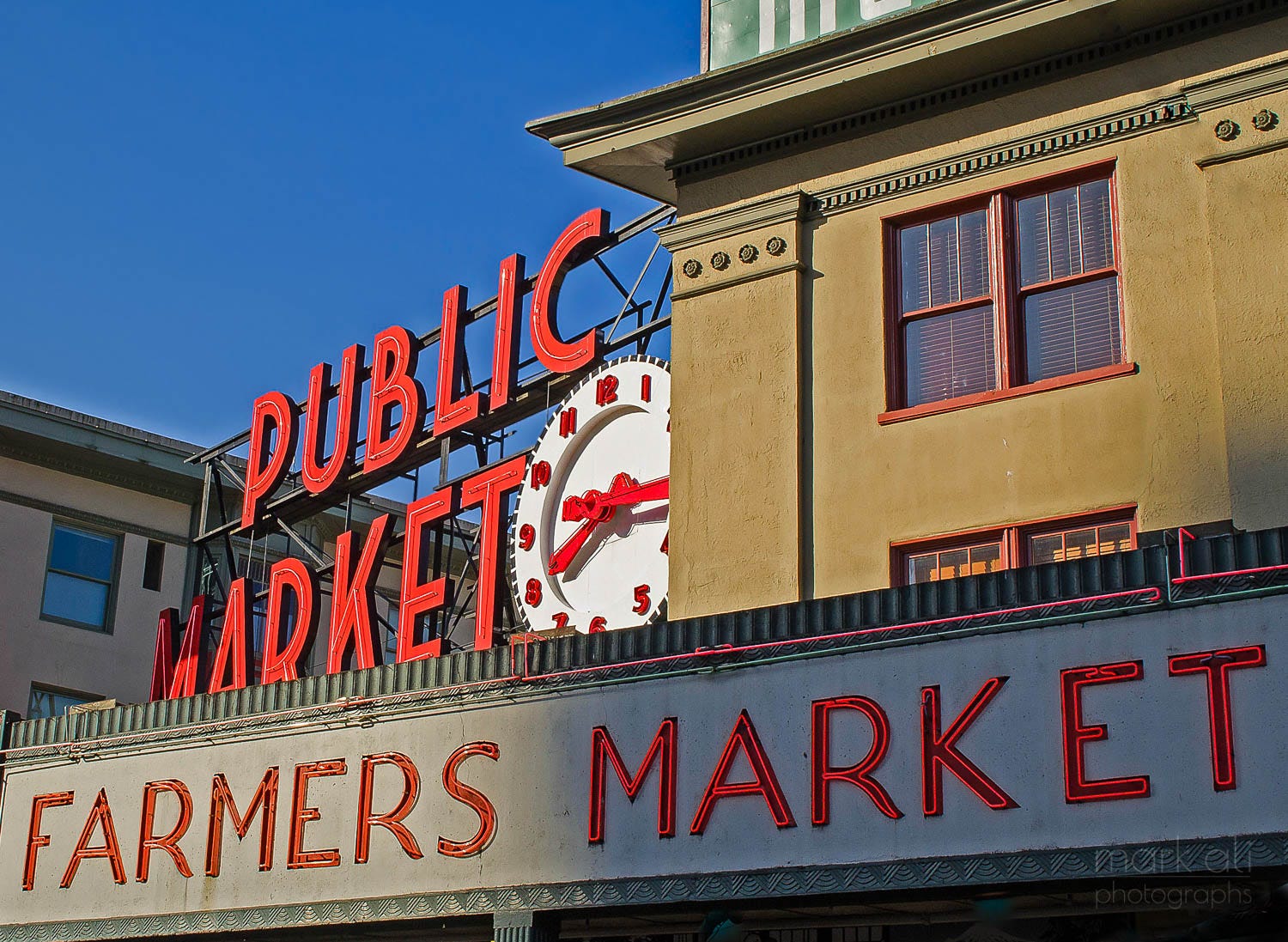 A sign welcoming you to Pike Place Market in Seattle.