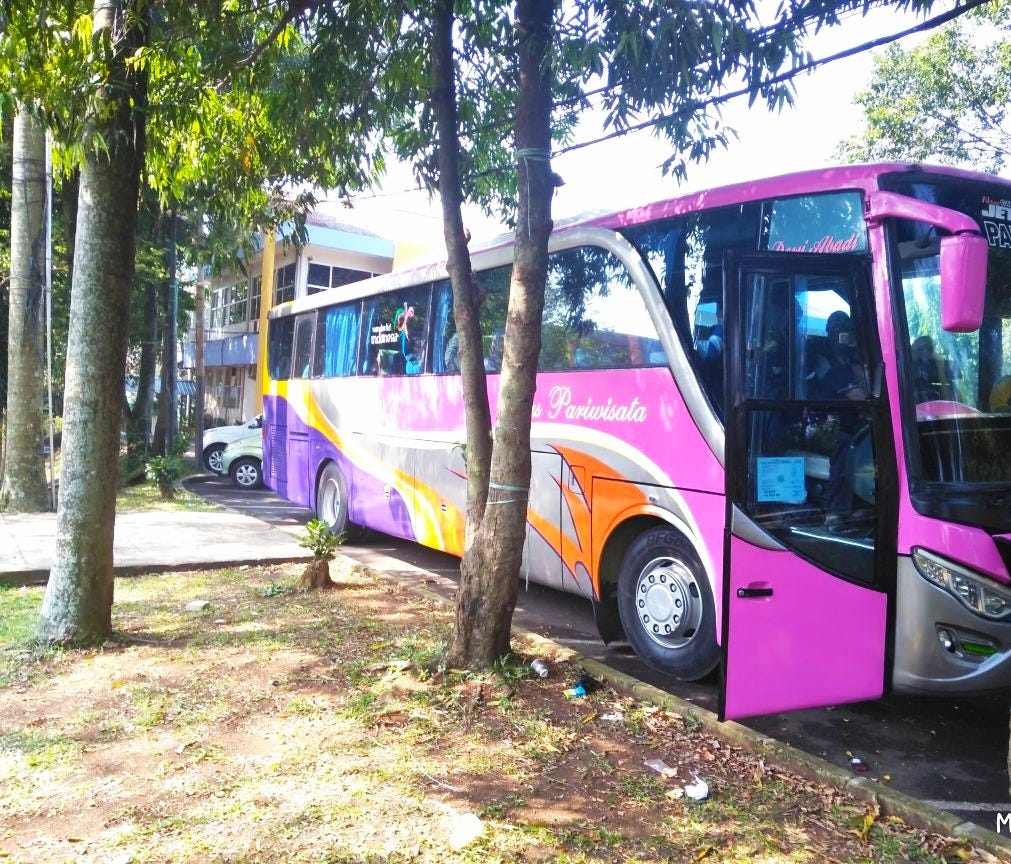 Depok Pariwisata: Menjelajahi Destinasi dengan Armada Bus Wisata Medium yang Handal