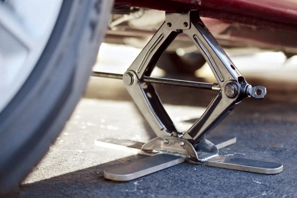 The Car Jack That Was Designed By A Surgeon Makes It Safer
