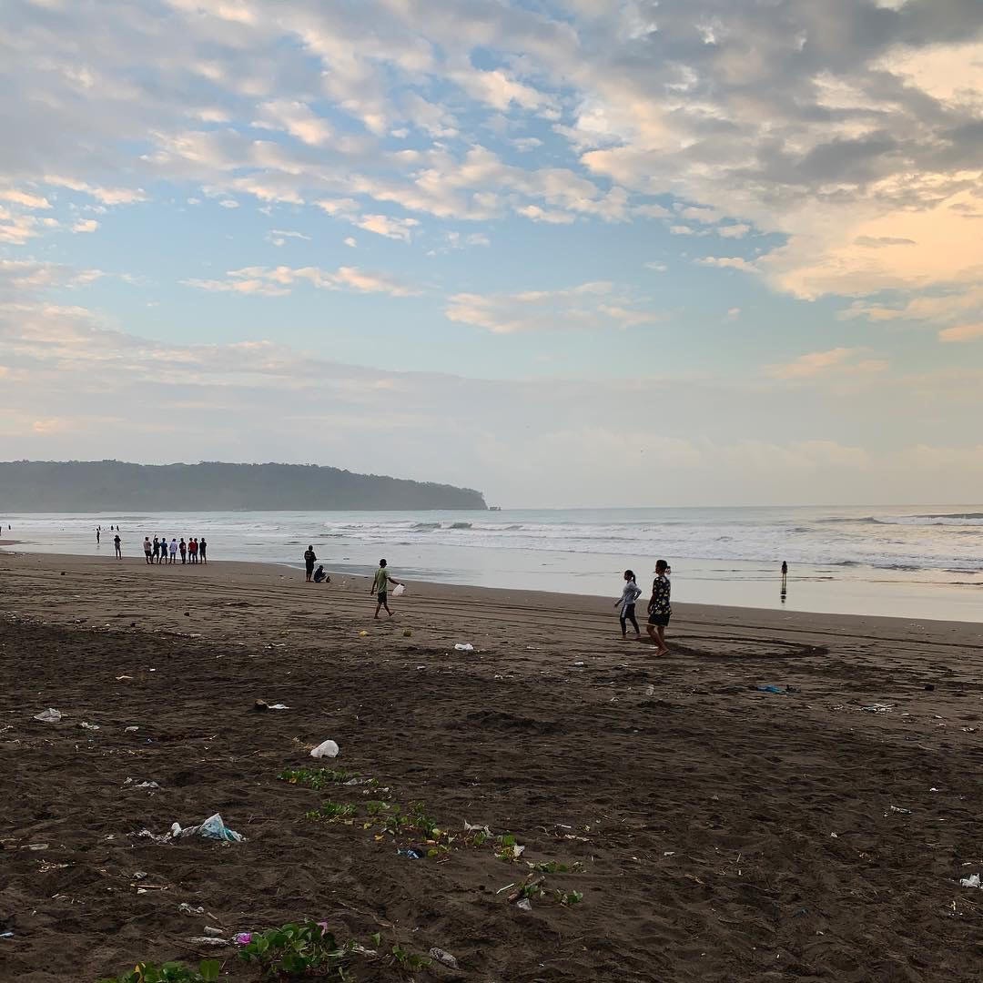 Pesisir Dengan Permasalahan Sampah Plastiknya | by Deda Putra Kusnenda