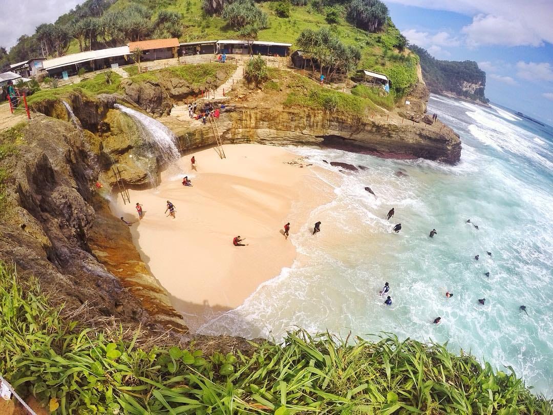 10 Pantai Indah Di Jawa Timur Yang Wajib Kamu Kunjungi