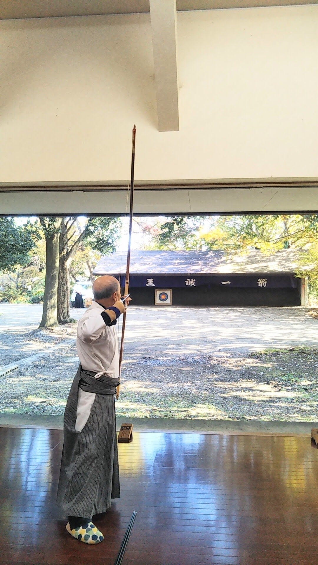 弓は禅 いつも通っている 恩師の私設弓道場 正法館弓道場 の設立16周年記念大会 正法館弓道場で稽古する成人メンバーで和やかに楽しく開催 弓道場のまわりには立派な木々が生い茂り錦秋の装い 日本一美しい弓道場と思っている 普段は白黒の霞的を使うのだが 弓は禅 いつも通っている 恩師の私設弓道場 正法館弓道場 の設立16周年記念大会 正法館弓道場で稽古する成人メンバーで和やかに楽しく開催 弓道場のまわりには立派な木々が生い茂り錦秋の装い 日本一美しい弓道場と思っている 普段は白黒の霞的を使うのだが