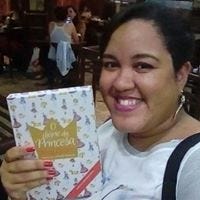 People following Evelyn Souza